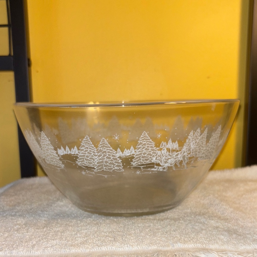 Arcoroc France Clear Glass Bowl with Winter etching vintage